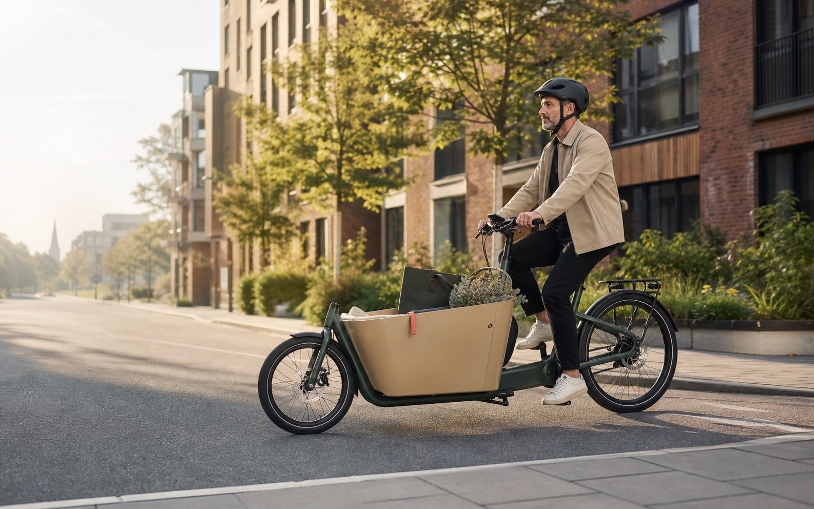Modernes Lastenrad auf einer begrünten Stadtstraße